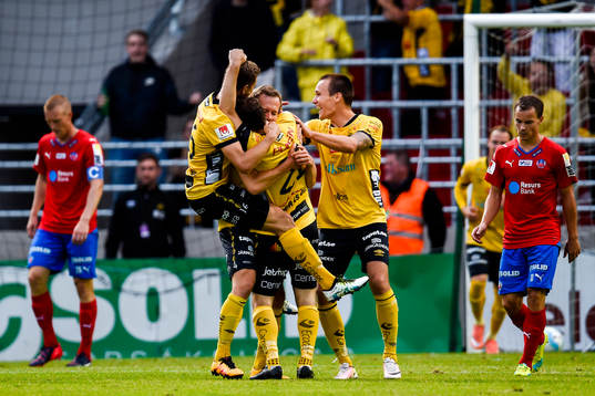 Elfsborgs spelare jublar efter 3-2 av Anders Randrup