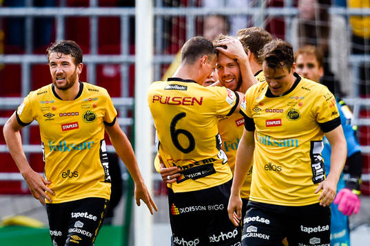 Elfsborgs spelare jublar efter 3-2 av Anders Randrup