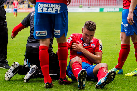 Helsingborgs Jordan Larsson får behandling efter att ha skadat sig