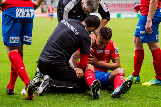 Helsingborgs Jordan Larsson får behandling efter att ha skadat sig
