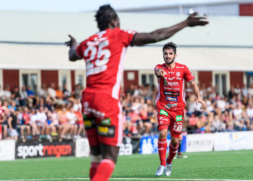 s Arish Nouri pekar på Tetteh Komey efter Tetteh gjort 1-1 under fotbollsmatchen i division 1 norra mellan Piteå och Carlstad den 10 juli 2016 i Piteå.