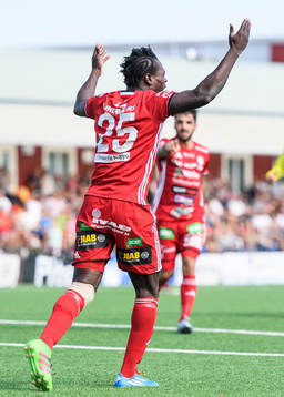 s Tetteh Komey jublar efter sitt 1-1 mål under fotbollsmatchen i division 1 norra mellan Piteå och Carlstad den 10 juli 2016 i Piteå.