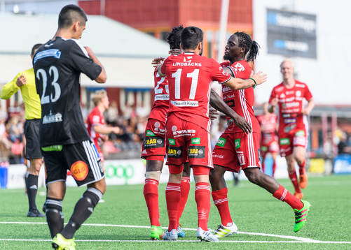 s Tetteh Komey (v) jublar tillsammans med Arish Nouri (m) och Ibrahim Kallay (h) efter sitt 1-1 mål under fotbollsmatchen i division 1 norra mellan Piteå och Carlstad den 10 juli 2016 i Piteå.