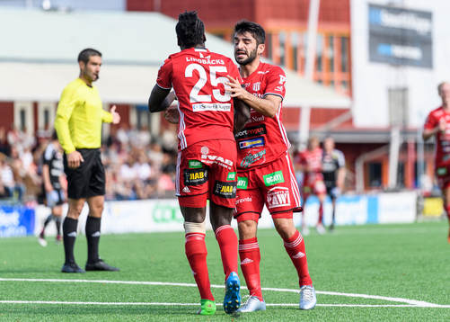 s Tetteh Komey jublar tillsammans med Arish Nouri efter sitt 1-1 mål under fotbollsmatchen i division 1 norra mellan Piteå och Carlstad den 10 juli 2016 i Piteå.