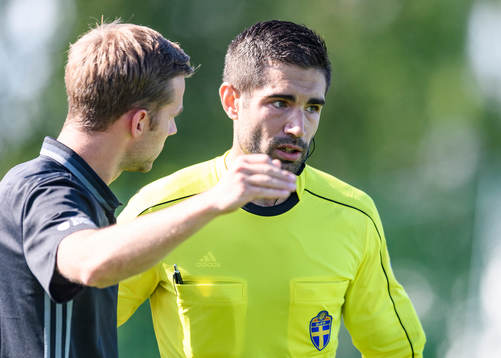 s tränare Johan Norberg diskuterar ett domslut med Domare Ozon Camlibel under fotbollsmatchen i division 1 norra mellan Piteå och Carlstad den 10 juli 2016 i Piteå.