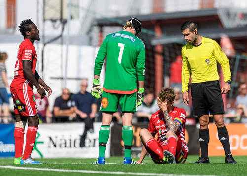 s William Olausson håller sig för huvudet efter att ha fått en smäll under fotbollsmatchen i division 1 norra mellan Piteå och Carlstad den 10 juli 2016 i Piteå.