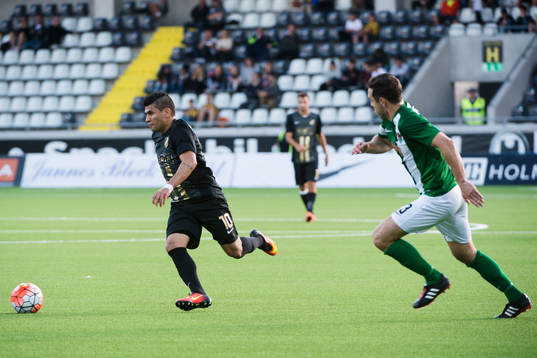 Häckens Paulo de Oliveira driver bollen framåt och Cork