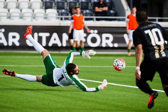 Häckens Paulo de Oliveira ser Cork Citys målvakt Mark