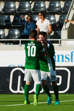 Målskytten till 0-1 Cork Citys Sean Maguire jublar med Steven Beattie