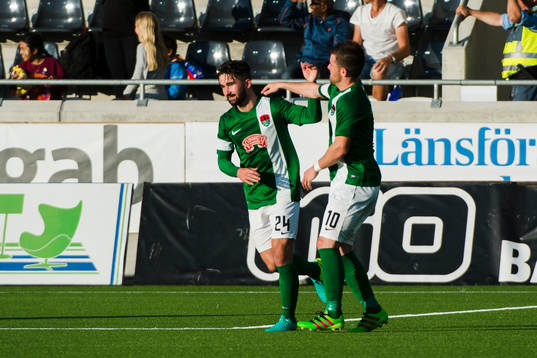 Målskytten till 0-1 Cork Citys Sean Maguire jublar med Steven Beattie