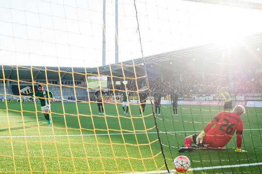 Cork Citys Sean Maguire gör 0-1 på straff