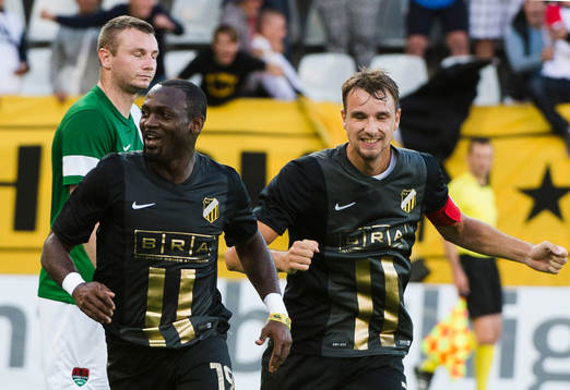 Målskytten till 1-1 Häckens John Owoeri jublar med Jasmin Sudic 
