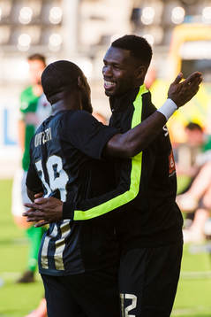 Häckens John Owoeri jublar med Mohammed Abubakari efter att ha kvitterat till 1-1