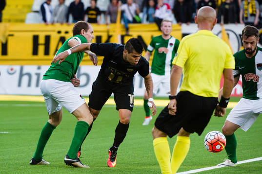 Domare Amaury ser en duell mellan Cork Citys Colin Healy