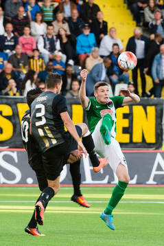 Cork Citys Garry Buckley och Häckens Paulo de Oliveira och