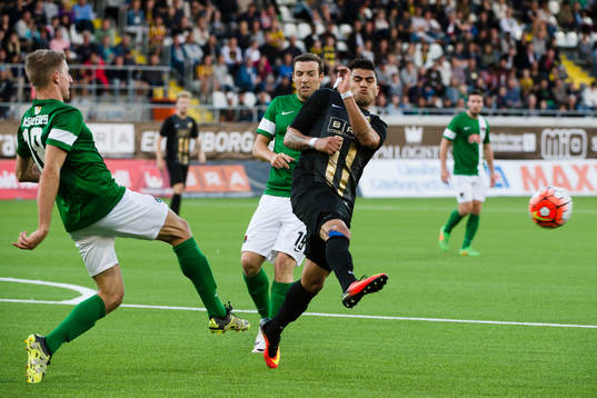 Cork Citys Michael McSweeney rensar undan bollen framför