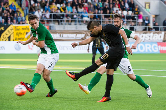 Cork Citys Alan Bennett och Greg Bolger försvarar mot