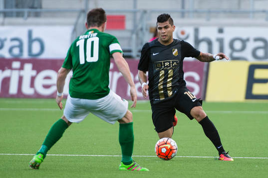 Cork Citys Steven Beattie försvarar mot Häckens Paulo de