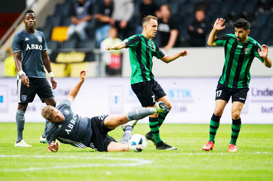 s Toni García håller fast Jos Hooiveld