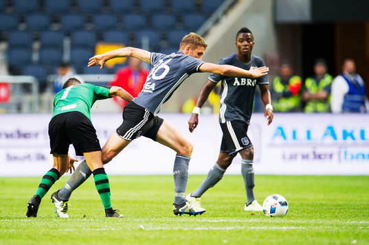 s Toni García håller fast Jos Hooiveld