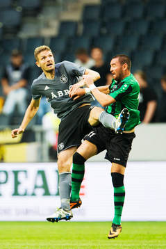 s Jos Hooiveld och Europa FC:s Isaac Luis Chico