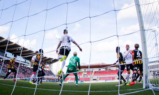 Örebros Erik Moberg och Häckens målvakt Peter Abrahamsson