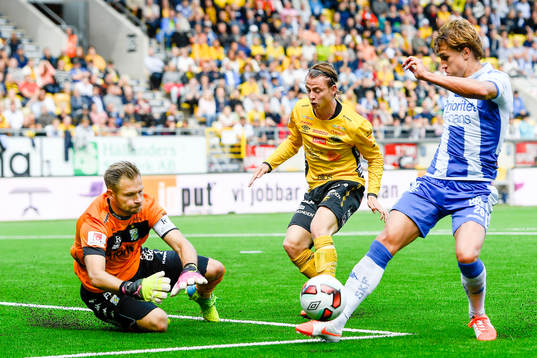 Elfsborgs Simon Hedlund oroar framför IFK Göteborgs