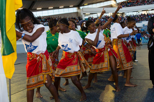 Afrikanskt tjejlag dansar