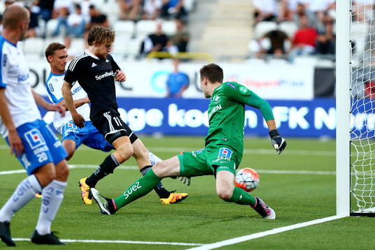 Rosenborgs Yann-Erik de Lanlay i situationen när Rosenborg gör sitt andra mål på Norrköpings målvakt Andreas Vaikla