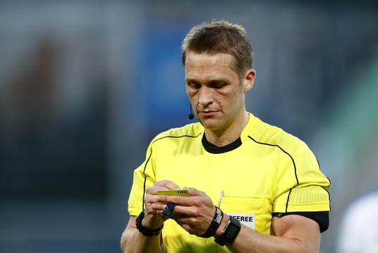 Domare Craig Pawson (?)