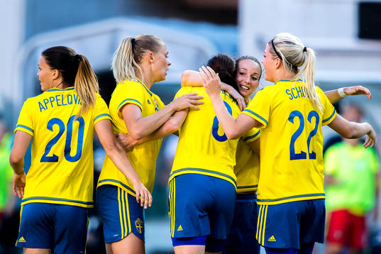 Sveriges Lotta Schelin har gjort mål 1-0 och jublar. Hon firas av Emilia Appelqvist, Fridolina Rolfö, Kosovare Asllani, och Oliva Schough