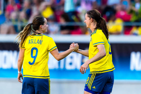 Sveriges Kosovare Asllani och Lotta Schelin jublar efter mål 1-0