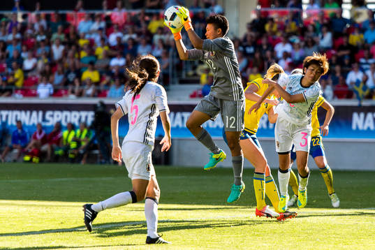 Japans målvakt Ayaka Yamashita plockar bollen i luften