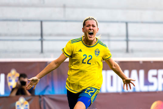 Sveriges Oliva Schough jublar efter sitt mål till 3-0