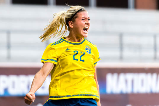 Sveriges Oliva Schough jublar efter sitt mål till 3-0