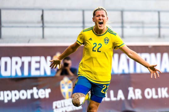 Sveriges Oliva Schough jublar efter sitt mål till 3-0