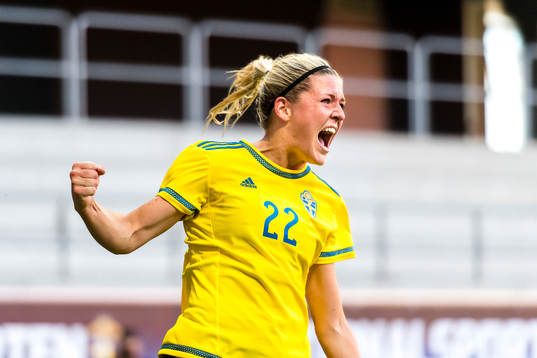 Sveriges Oliva Schough jublar efter sitt mål till 3-0