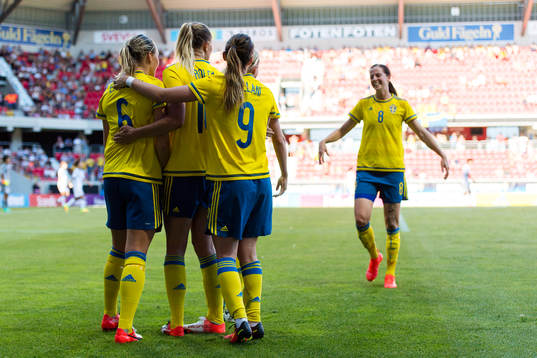 Sveriges Oliva Schough har gjort mål 3-0 och jublar tillsammans med Magdalena Ericsson, Kosovare Asllani och Lotta Schelin