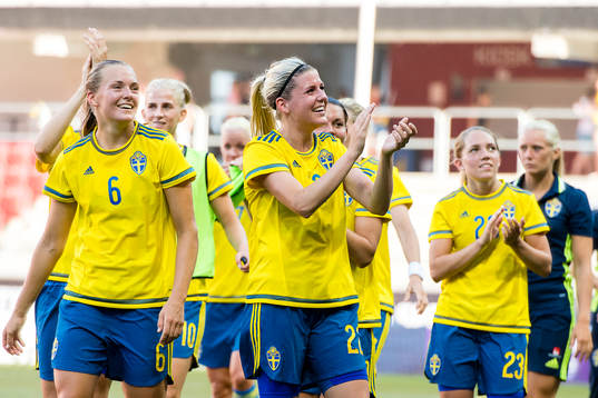 Sveriges Magdalena Ericsson, Oliva Schough och Elin Rubensson tackar publiken