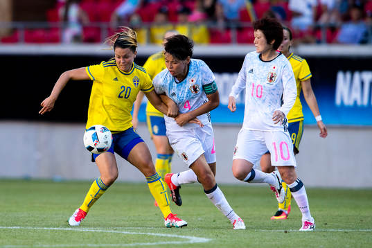 Sveriges Emilia Appelqvist i kamp med Japans Saki Kumagai och Mizuho Sakaguchi