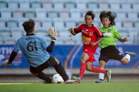 En Topskor Indonesia spelare skjuter ett skott i Gothia Cup finalen mellan Topskor Indonesia och CA Intercups Mexico den 22 juli 2016 i Göteborg.