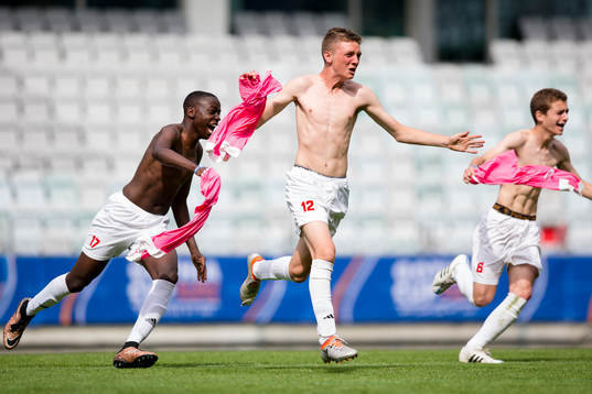 Senlis spelare jublar