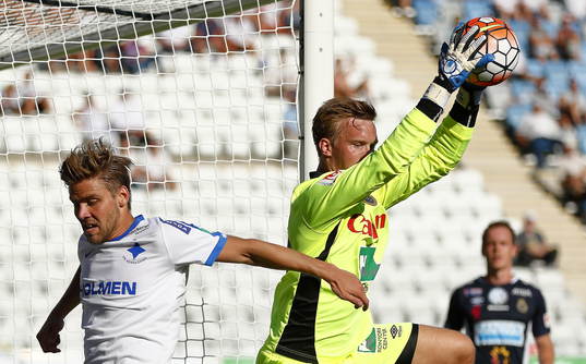 Norrköpings Christoffer Nyman och Gefles målvakt Andreas