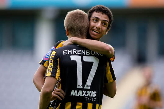 Häckens Lucas Hedlund jublar och omfamnas av Daleho Irandust efter 3-0