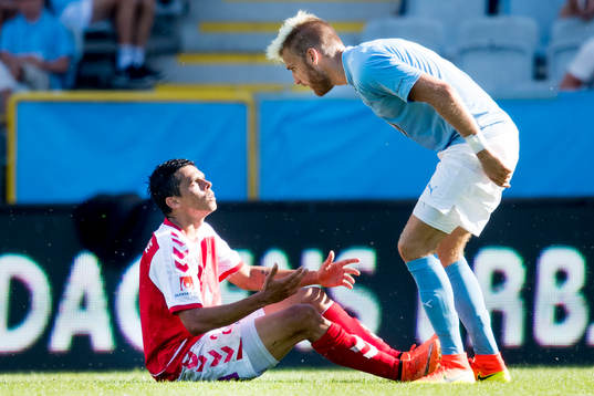 Malmö FFs Rasmus Bengtsson i samtal med Kalmars Romário Pereira Sipião
