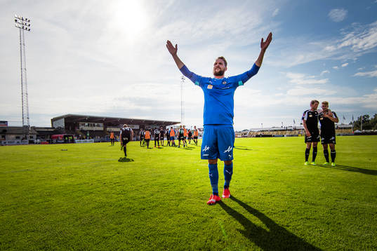 Örebros målvakt Oscar Jansson jublar