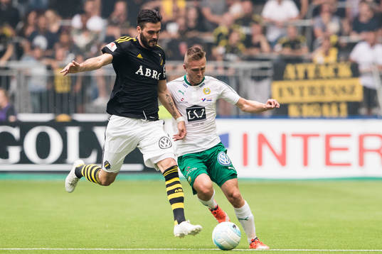 s Denni Avdic i kamp om bollen Hammarbys Mats Solheim under fotbollsmatchen i Allsvenskan mellan Hammarby och AIK den 24 juli 2016 i Stockholm. 