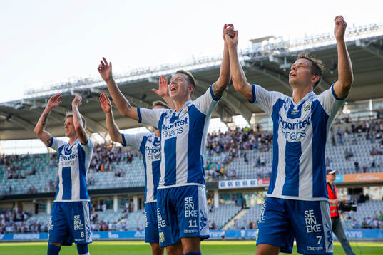 IFK Göteborgs Sören Rieks, Martin Smedberg Dalence och Mads Albeck tackar publiken