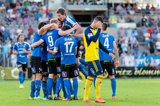 Ängelholms Axel Grahn och Halmstads Sead Haksabanovic
