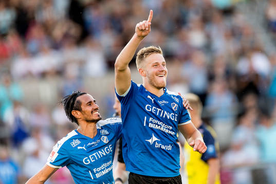 Halmstads Alexander Ruud Tveter (h) jublar efter att ha gjort 1-0 tillsammans med Antonio Rojas (v)